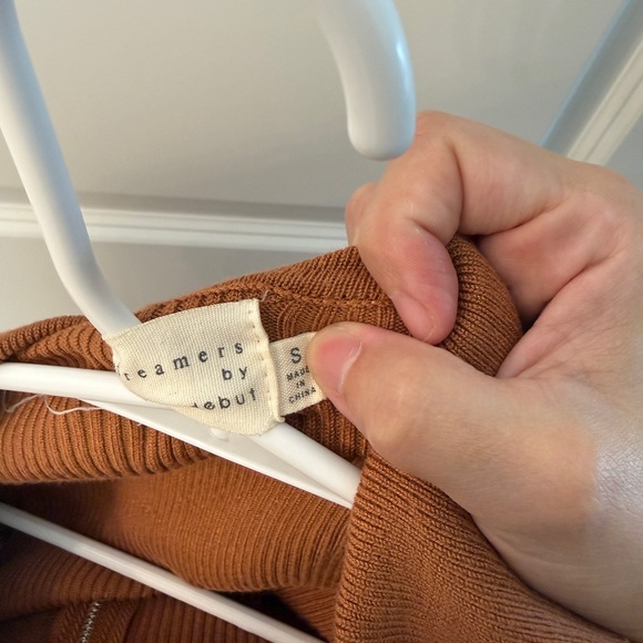 Rust Zip-Front Ribbed Crop Top - Picture 3 of 3